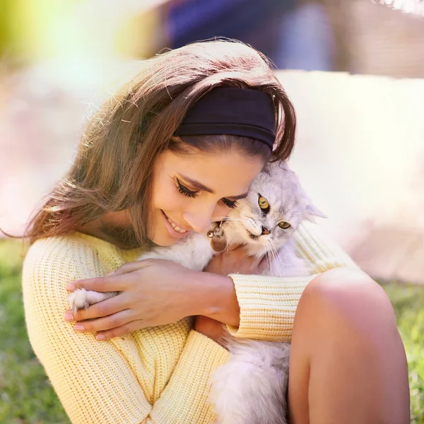 Montrer un peu d'amour à mon ami. Tourné d'une magnifique jeune femme tenant un chat. — Photo