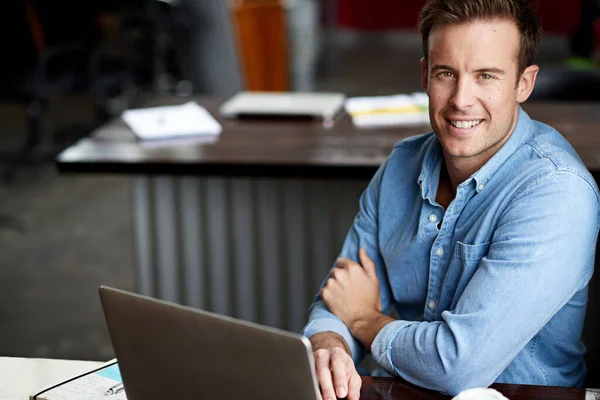 E 'ora di essere produttivi. Girato di un uomo che lavora su un portatile in un ufficio. — Foto Stock