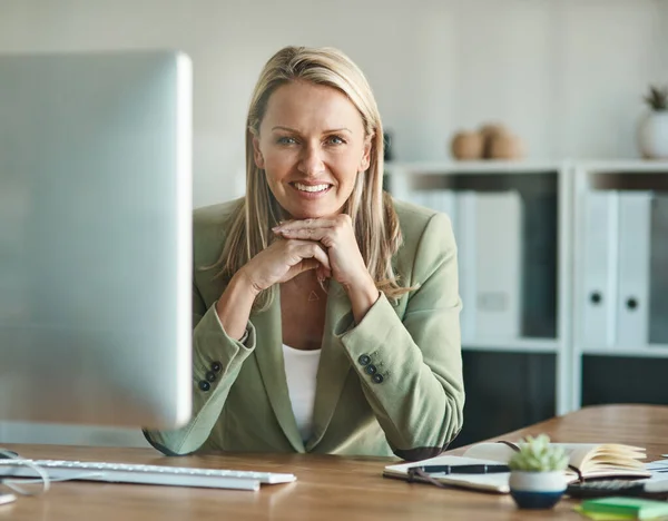 Ik zit al jaren in dit spel. Gesneden portret van een volwassen zakenvrouw zit in haar kantoor. — Stockfoto