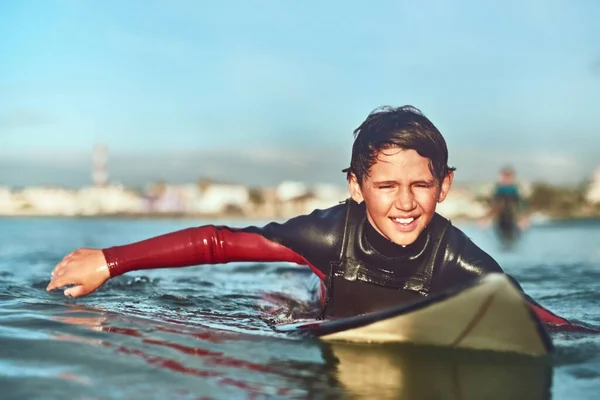 Sosem vagy túl fiatal a szörfözéshez. Egy fiatal fiú szörfözik.. — Stock Fotó