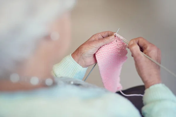 Ela tem tricotado ao longo dos anos. Tiro de perto de uma mulher idosa irreconhecível tricô. — Fotografia de Stock