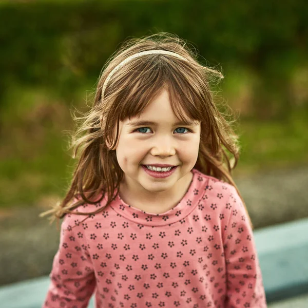 孩子们的世界充满了乐趣。一个可爱的小女孩在户外玩乐的画像. — 图库照片