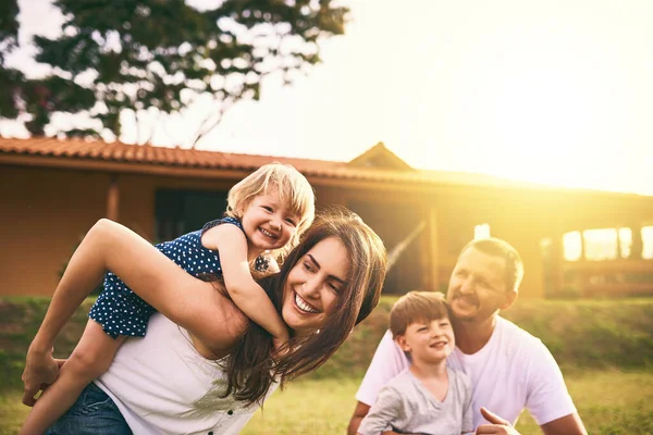 Il suo tempo per il tempo di qualità della famiglia. Girato di una famiglia felice legare insieme all'aperto. — Foto Stock