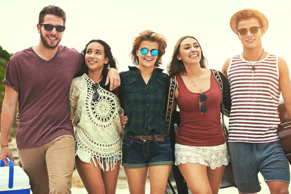 Best buds on the beach. Cropped shot of a group of friends walking on the beach on a summers day. — Stock Photo, Image