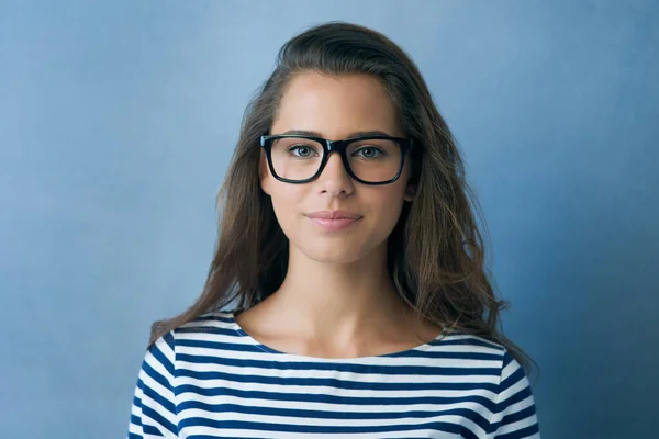 좋은걸봐. 안경을 쓴 매력적 인 젊은 여자의 스튜디오 촬영. — 스톡 사진