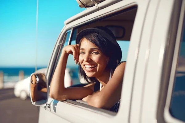 Dame el verano y estoy bien. Fotografía de una joven feliz en un viaje por carretera. — Foto de Stock