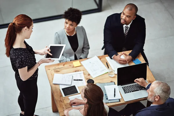 Einsatz moderner Technologie für ein produktiveres Meeting. Aufnahme einer Geschäftsfrau mit einem digitalen Tablet bei einem Meeting bei der Arbeit. — Stockfoto