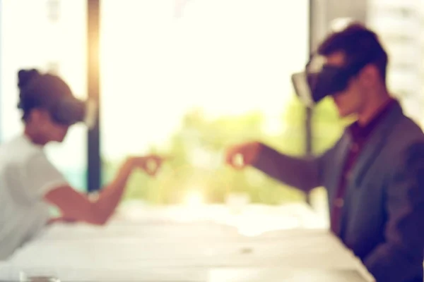 Sanal dünyayı planlamak. Ofiste birlikte çalışırken iki iş adamının VR kulaklığı takarken çekilmiş fotoğrafı.. — Stok fotoğraf