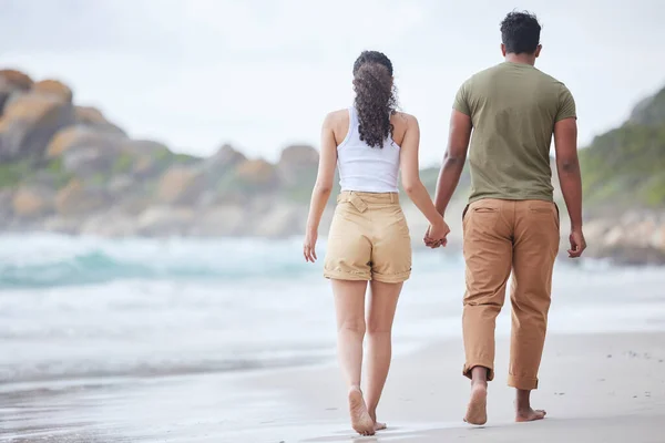 Non vorrei passare la vita con nessun altro. Girato di una coppia irriconoscibile che passeggia sulla spiaggia. — Foto Stock