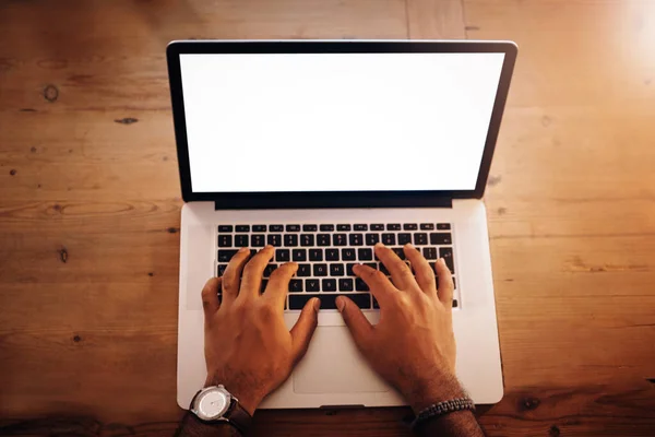 Rester productif, jour et nuit. Plan grand angle d'un homme d'affaires méconnaissable travaillant sur un ordinateur portable dans un bureau la nuit. — Photo