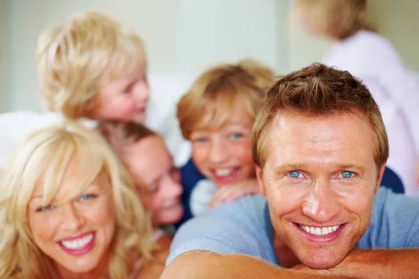 Gelukkige volwassen man met zijn familie die samen geniet. Portret van een gelukkig volwassen man met zijn familie genieten samen. — Stockfoto
