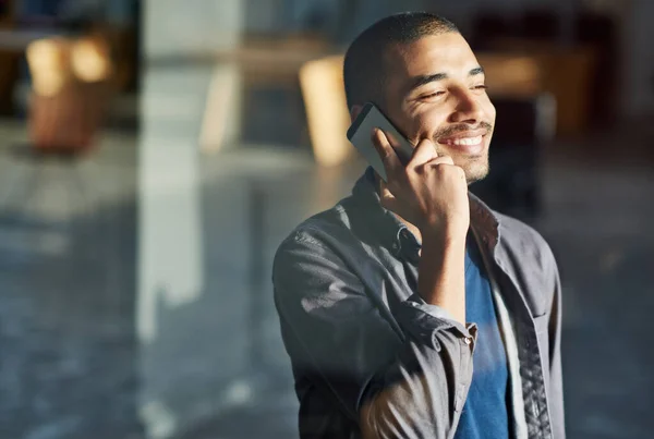 Im Gespräch mit einem Kunden. Schnappschuss eines jungen Geschäftsmannes, der mit seinem Handy spricht. — Stockfoto