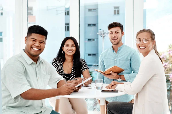 Були потрібна вам команда. Обрізаний портрет групи молодих бізнес-колег зібрався навколо столу в їх офісі . — стокове фото