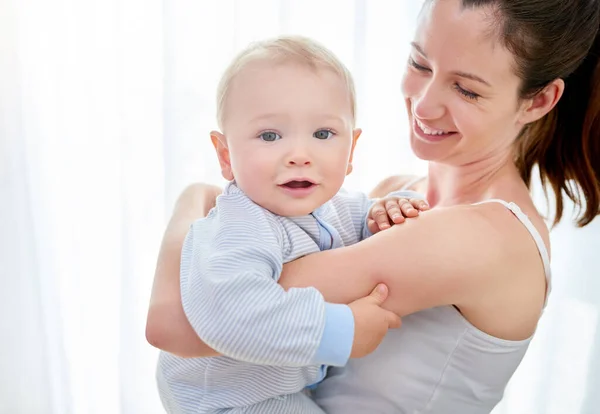 I prefer motherhood over everything else. Shot of a mother bonding with her baby boy. — Stock Photo, Image