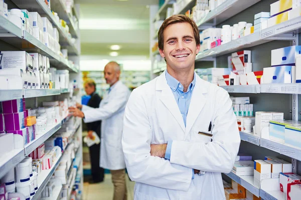 Comprometido a manter a sua saúde no seu melhor. Retrato de um jovem farmacêutico confiante que trabalha em uma farmácia. — Fotografia de Stock