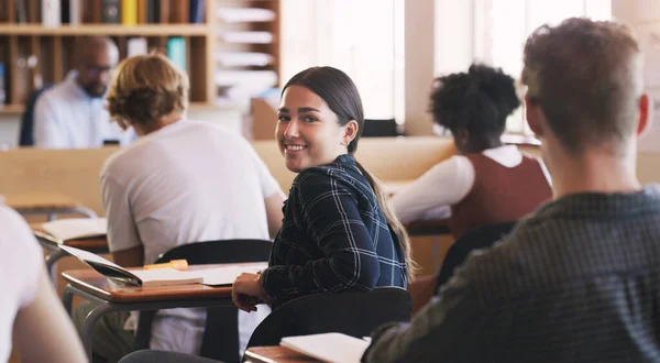 Meine Erfolgsgeschichte beginnt jetzt. Porträt eines Teenagers in einem Klassenzimmer der High School. — Stockfoto