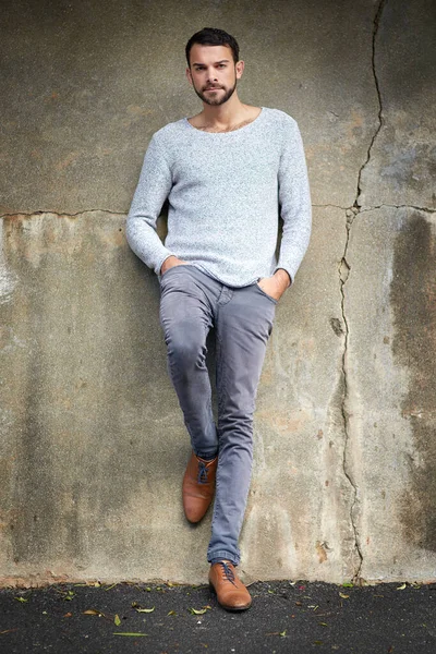 El estilo urbano casual es su aspecto distintivo. Fotografía de un joven guapo posando contra una pared urbana. —  Fotos de Stock