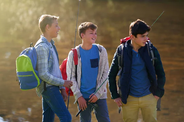 Andiamo a pescare. Girato di un gruppo di giovani ragazzi che pescano vicino a un lago. — Foto Stock