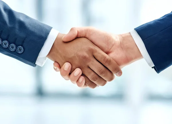 Temos um acordo. close-up tiro de dois empresários apertando as mãos juntos em um escritório. — Fotografia de Stock