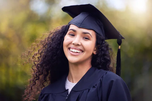 Im about to do great things with my life. Shot of a happy young woman celebrating graduation day. — ストック写真