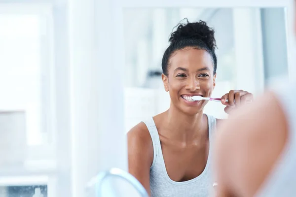 Güne yeni bir notla başlıyoruz. Çekici bir genç kadının dişlerini evde fırçalarken çekilmiş bir fotoğrafı.. — Stok fotoğraf