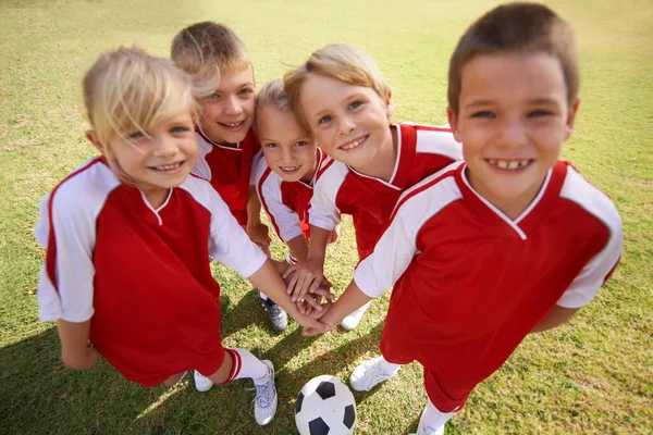 O campo é promissor. Tiro de uma equipe de futebol infantil. — Fotografia de Stock