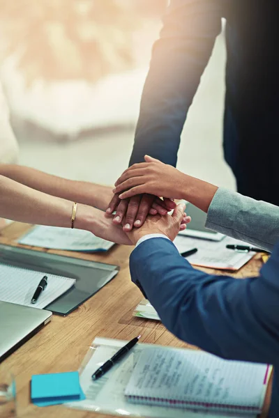 Vereint für den Erfolg ihrer Teams. Schnappschuss einer Gruppe unkenntlich gemachter Geschäftsleute, die ihre Hände in Einheit verschränken. — Stockfoto