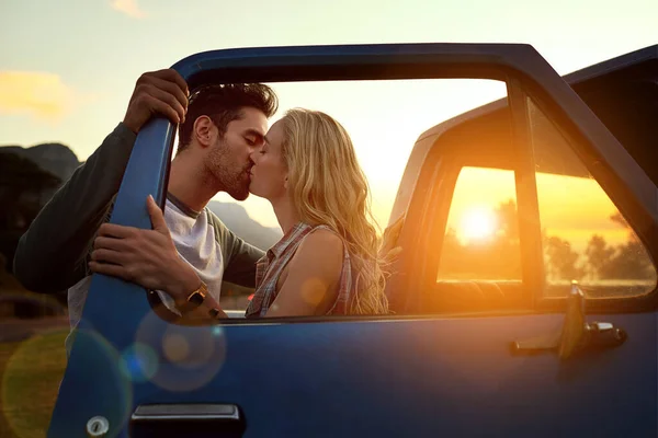 A parar para beber um batido. Tiro de um jovem casal afetuoso em uma viagem de carro. — Fotografia de Stock