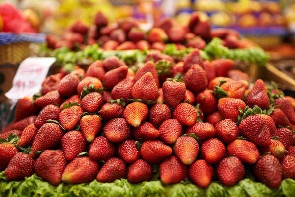 Saftige Erdbeeren. Eine Ausstellung köstlicher roter Erdbeeren auf einem Lebensmittelmarkt. — Stockfoto