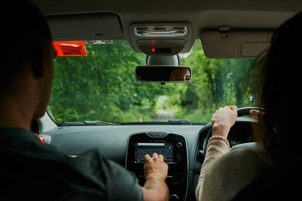 GPS nas tam zaprowadzi. Zdjęcie z tyłu młodej pary siedzącej w samochodzie gotowej do wyjazdu na wycieczkę. — Zdjęcie stockowe