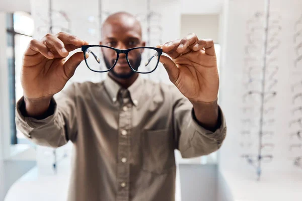 Retrouvez-nous pour une expérience révélatrice. Prise de vue d'une jeune femme achetant une nouvelle paire de lunettes dans un magasin optométriste. — Photo