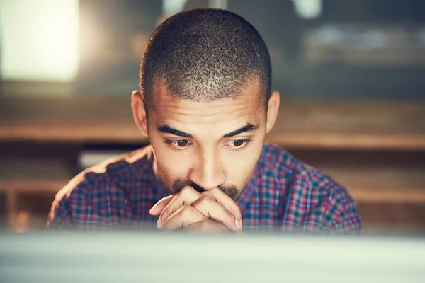 Ich hoffe, dass das funktioniert. Schnappschuss eines jungen Designers, der spät im Büro arbeitet. — Stockfoto