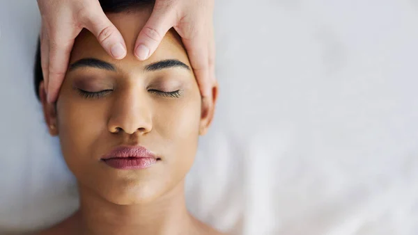 Relaxe o corpo, relaxe a mente. Tiro de uma jovem atraente recebendo uma massagem em um spa. — Fotografia de Stock
