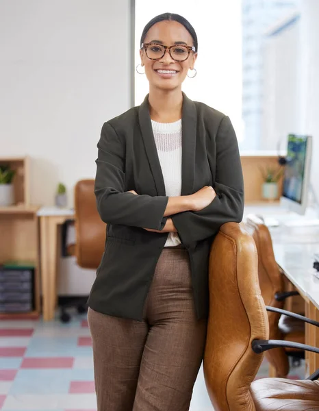 Succes komt voort uit je houding en vooruitzichten. Portret van een zelfverzekerde jonge zakenvrouw met haar armen gekruist in een kantoor. — Stockfoto