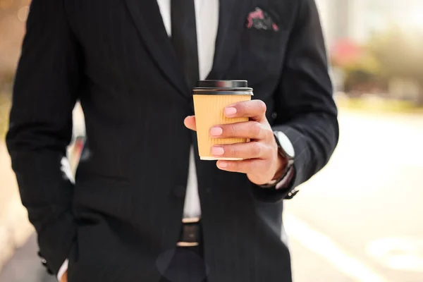 Start je motoren. Schot van een zakenman genietend van een kop koffie. — Stockfoto