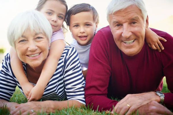 Babička a děda jsou nejlepší. Vystřižený portrét seniorského páru trávícího čas se svými vnoučaty. — Stock fotografie