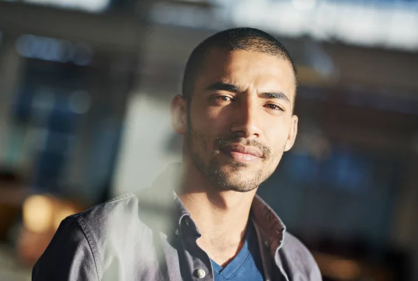 O negócio precisa que eu cuide disso. Retrato de um jovem empresário em pé em seu escritório. — Fotografia de Stock