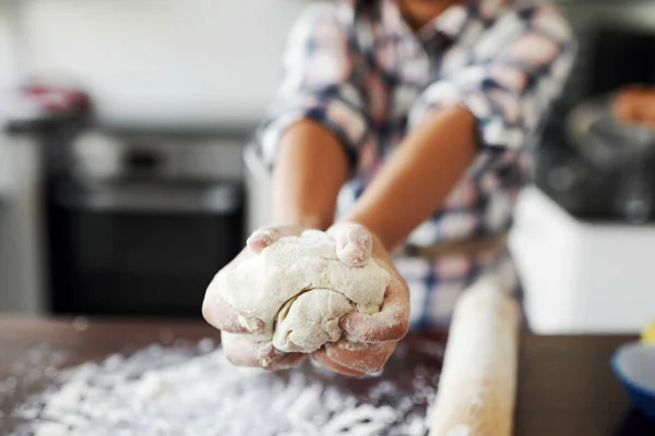 La modellatura mi ha preso in giro. Ritagliato colpo di una ragazza irriconoscibile divertirsi mentre si cuoce in cucina a casa. — Foto Stock