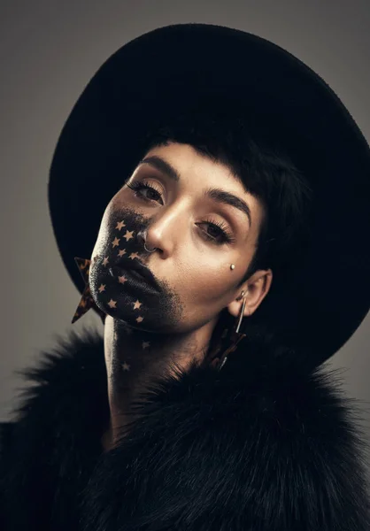 La confianza es contagiosa. Foto de estudio de una joven posando con pintura en la cara sobre un fondo gris. — Foto de Stock