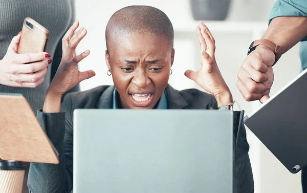 Pára de chatear. Tiro de uma jovem empresária atraente sentada no escritório e sentindo-se estressada enquanto seus colegas pressioná-la. — Fotografia de Stock