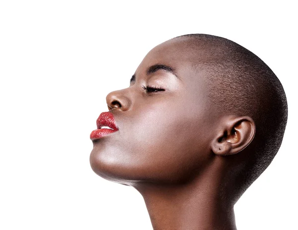 A smink az önbizalom, amit közvetlenül az arcra alkalmaznak. Stúdió lövés egy gyönyörű fiatal afrikai nő visel piros rúzs elszigetelt fehér. — Stock Fotó