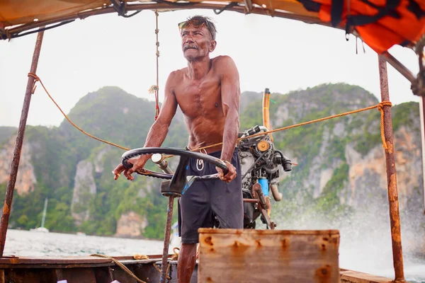 A ir para o mar. Tiro de um tailandês operando seu barco turístico. — Fotografia de Stock
