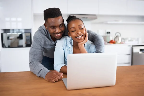 Posso juntar-me à diversão? Tiro de um jovem casal olhando para algo em um laptop. — Fotografia de Stock