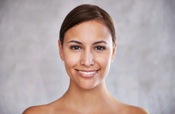 Brillante belleza. Un retrato aislado de una hermosa joven sonriendo. — Foto de Stock