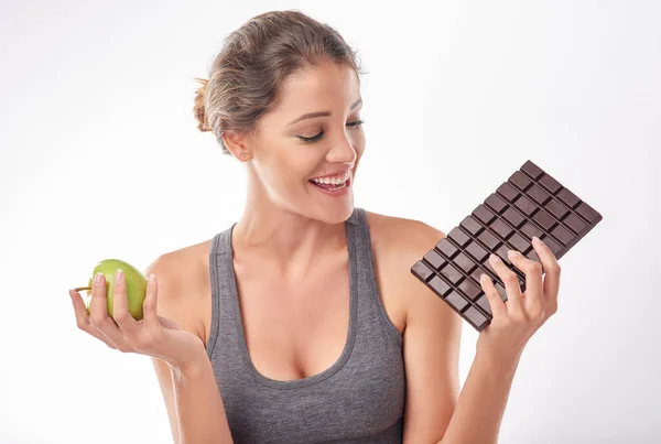 C'est une amoureuse du chocolat. Plan studio d'une jeune femme séduisante tentée par quelque chose de doux. — Photo