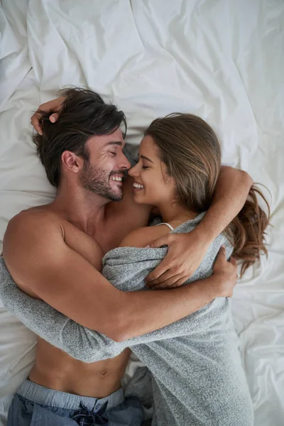 Der schönste Teil meines Lebens. Aufnahme eines glücklichen jungen Paares, das sich im Bett kuschelt. — Stockfoto