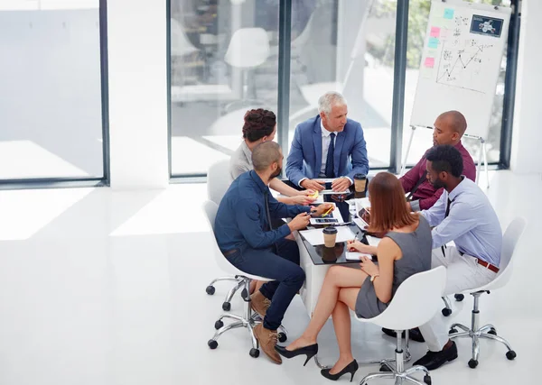 Far crescere il loro impero attraverso una pianificazione efficace. Foto di un gruppo di colleghi che si riuniscono in sala riunioni. — Foto Stock