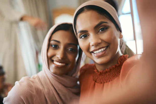 Não há amor maior do que o amor dos irmãos. Tiro de duas irmãs muçulmanas tirando selfies juntas. — Fotografia de Stock