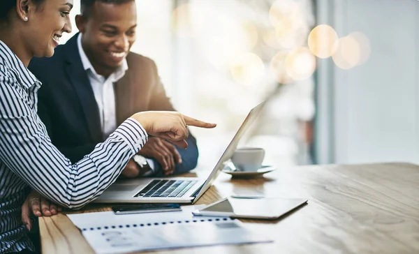 Hun taken op orde krijgen. Opname van twee zakenmensen die samenwerken op een laptop in een kantoor. — Stockfoto