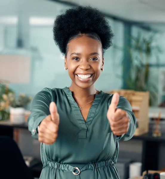 Blijf toegewijd en je zult succes hebben. Portret van een jonge zakenvrouw die duimen laat zien in een kantoor. — Stockfoto